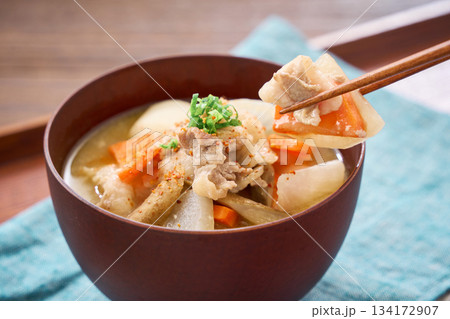 豚汁（豚肉と根菜の具だくさん味噌汁） 134172907