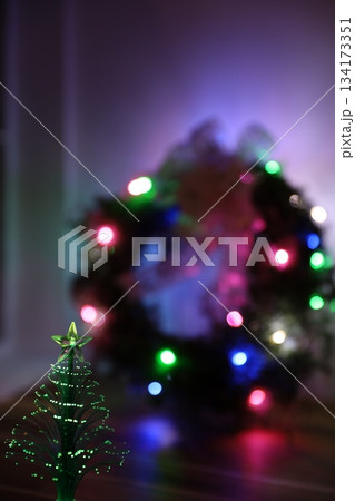 ライトが光るクリスマスリース 134173351