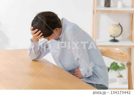体調不良に苦しむ女性 134173442
