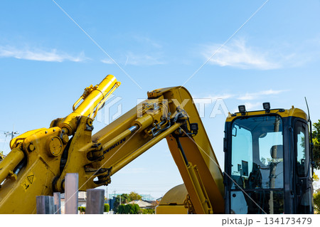 黄色いショベルカーと空 134173479
