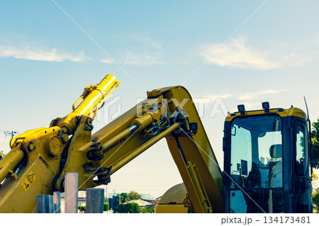 黄色いショベルカーと空　暖色寒色強調 134173481