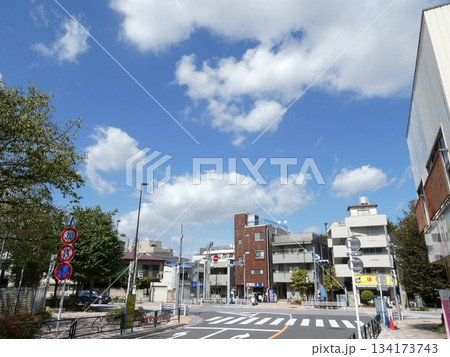 街の交差点と青空 街の交差点と青空 134173743