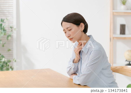 体調不良の女性 体調不良の女性 134173841