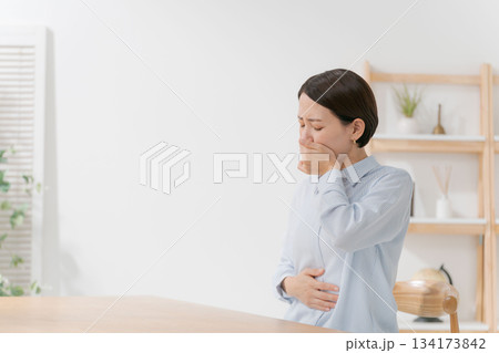 体調不良の女性 134173842