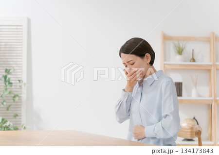 体調不良の女性 134173843
