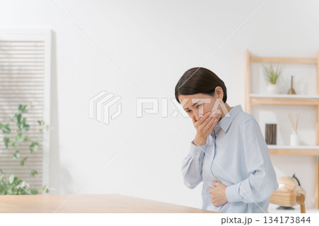 体調不良の女性 134173844