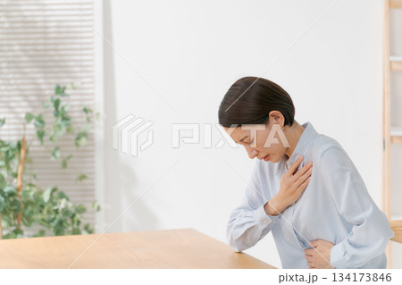 体調不良の女性 134173846