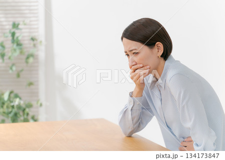 体調不良の女性 134173847