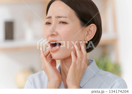 あごや首周りを触る女性 あごや首周りを触る女性 134174204