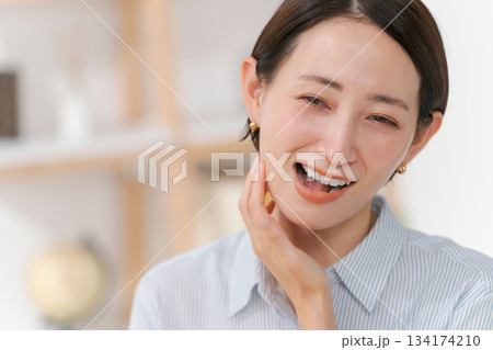 あごや首周りを触る女性 134174210