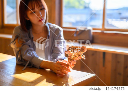 カフェで花を手に 134174273