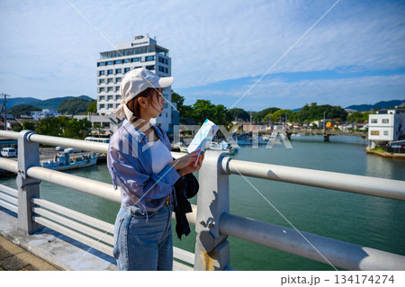 港で地図を見る女性 134174274