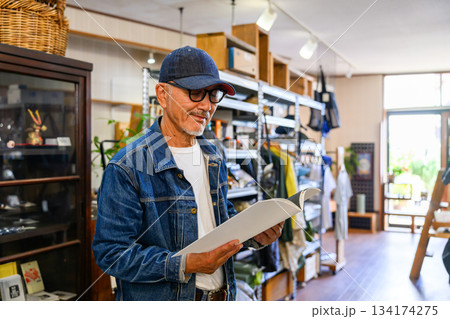 雑貨店で本を読む 134174275