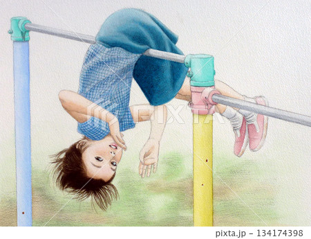 鉄棒にぶら下がって遊ぶ女の子 鉄棒にぶら下がって遊ぶ女の子 134174398