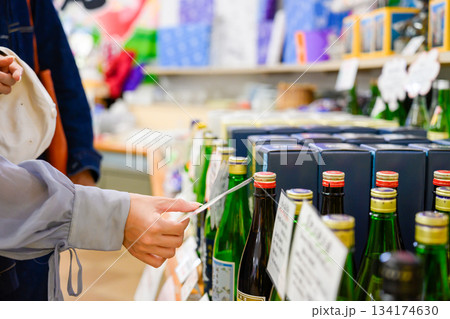 酒屋で日本酒を選ぶ 134174630