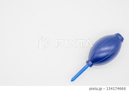 カメラレンズやパソコンの掃除に使う青いラバー製ブロワーと白い背景 134174668