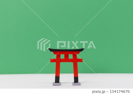 緑背景に立つ赤い鳥居のミニチュア 和風デザインのコピースペース 134174670