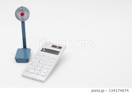 体重計と電卓で体重管理・健康管理をするダイエットのイメージ 134174674