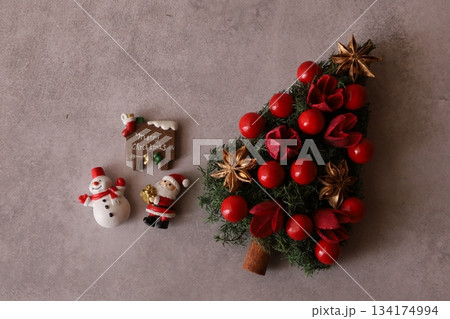 クリスマスツリーとクリスマス雑貨 クリスマスツリーとクリスマス雑貨 134174994