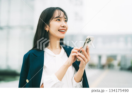 スマホを持つビジネスウーマン 134175490