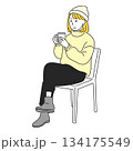 温かい飲み物を飲んでリラックスする女性 134175549