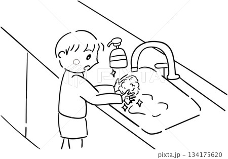 帰宅後に手洗いする男の子／モノクロ 134175620
