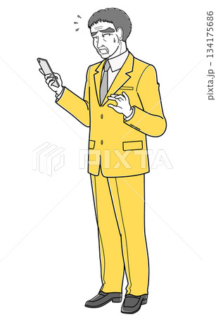 困った表情でスマートフォンを見ているスーツの中年男性・斜め左向き（シンプル） 134175686