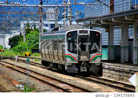 歴史を伝える街『会津若松』の玄関口… 会津若松駅を発車する【E721系】 134175693