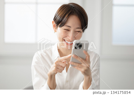 スマホを持つ女性 134175854