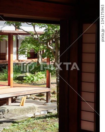 観光名所高山の陣屋の古い建物と庭園の風景 134175963