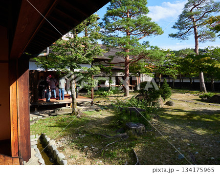 観光名所高山の陣屋の庭園の風景 134175965
