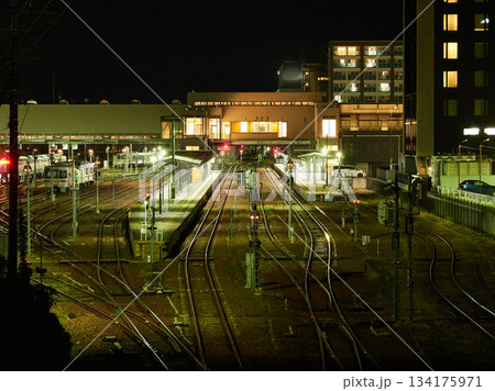 観光名所高山の駅の線路の夜景 134175971