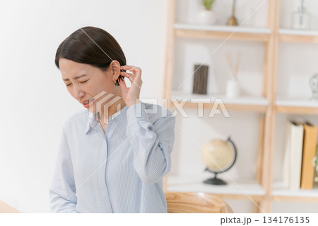 落ち込む女性 134176135