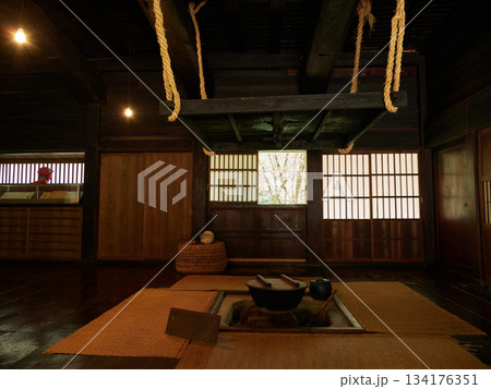 世界遺産白川郷の合掌造りの内部の台所の風景 134176351