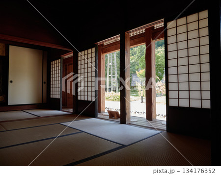 世界遺産白川郷の古い民家の内部の風景 世界遺産白川郷の古い民家の内部の風景 134176352