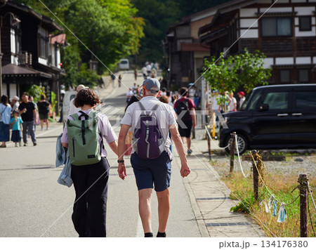 夏の世界遺産白川郷の白川村で歩く人々の観光客の姿 134176380