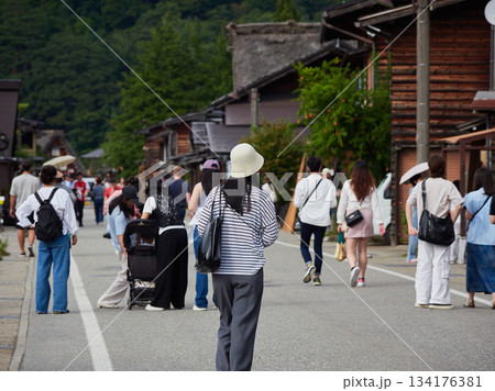 夏の世界遺産白川郷の白川村で歩く人々の観光客の姿 134176381