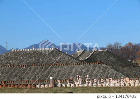 1500年前の築造当時の姿に復元された八幡塚古墳 134176438