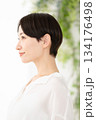 ナチュラルな表情の女性 134176498