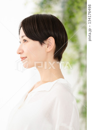 ナチュラルな表情の女性 134176498