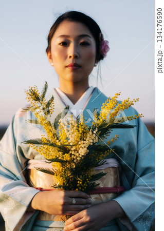 ミモザの花と着物を着た日本人女性 ミモザの花と着物を着た日本人女性 134176590