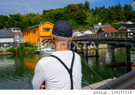 港の風景を眺める 134177114