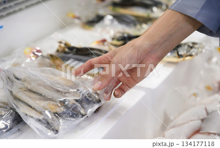 冷凍魚を選ぶ手 冷凍魚を選ぶ手 134177118
