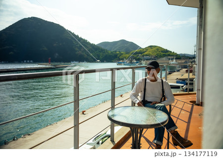 港の景色と男性 134177119