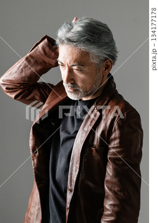 革ジャンを着た男性 134177178