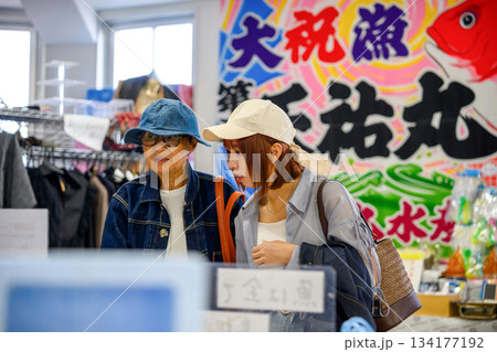 雑貨店で買い物 134177192