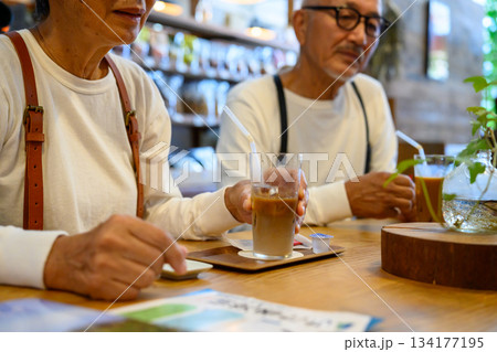 カフェで休憩中 134177195