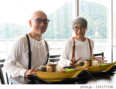 シニア夫婦 港で食事 シニア夫婦 港で食事 134177196