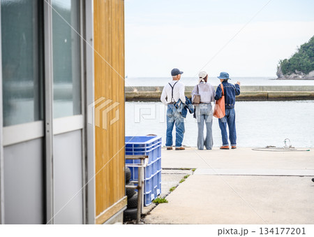 港の三人旅 134177201