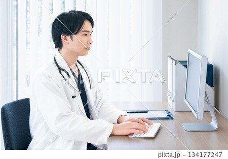 パソコン操作をする医師 パソコン操作をする医師 134177247